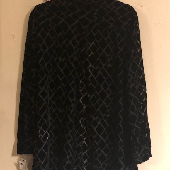 Elegant Black Blouse - Picture 3 of 5